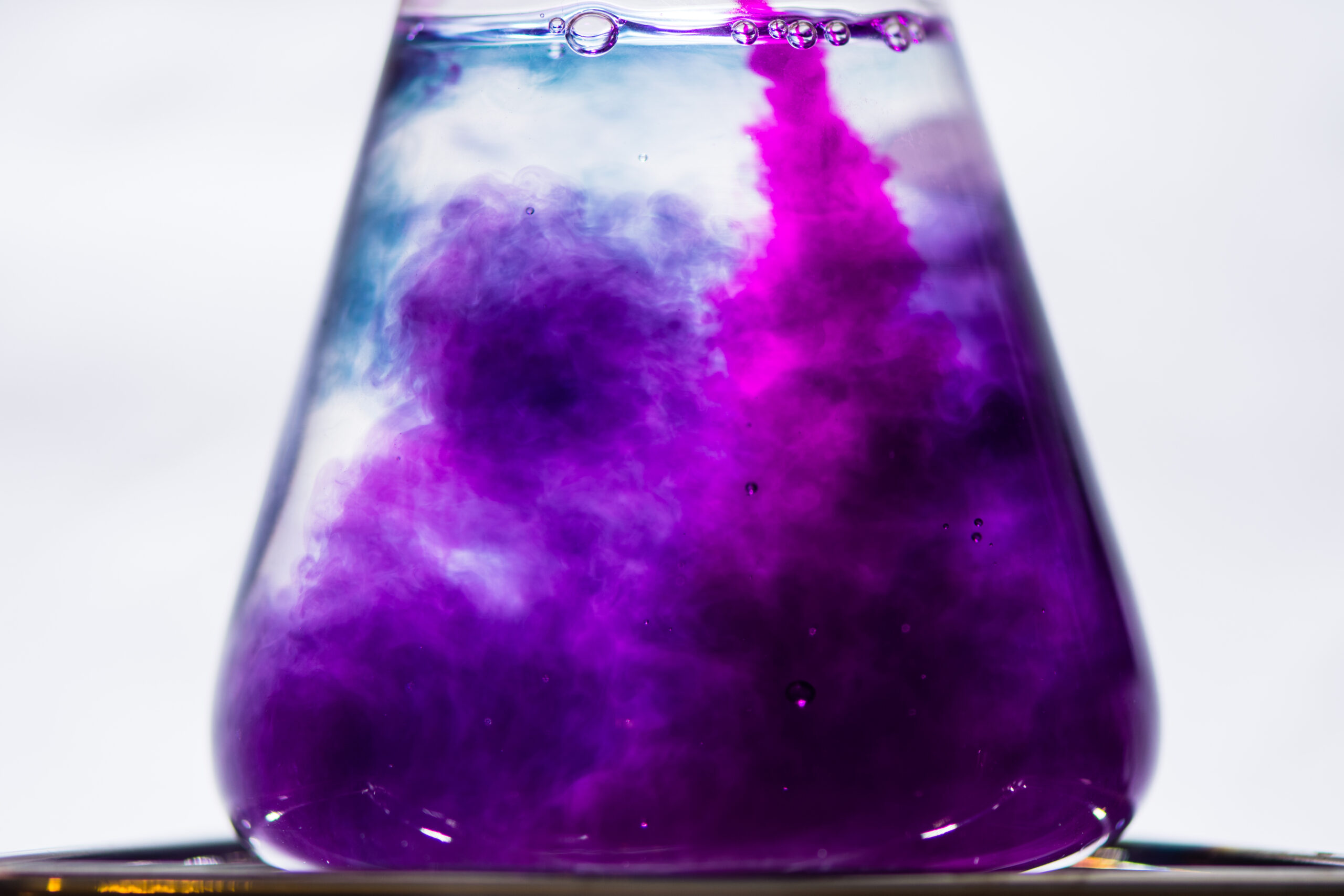Марганец в воздухе. Фиолетовый раствор. Фиолетовое окрашивание химия. Фиолетовое окрашивание раствора. Сине-фиолетовое окрашивание в растворах.